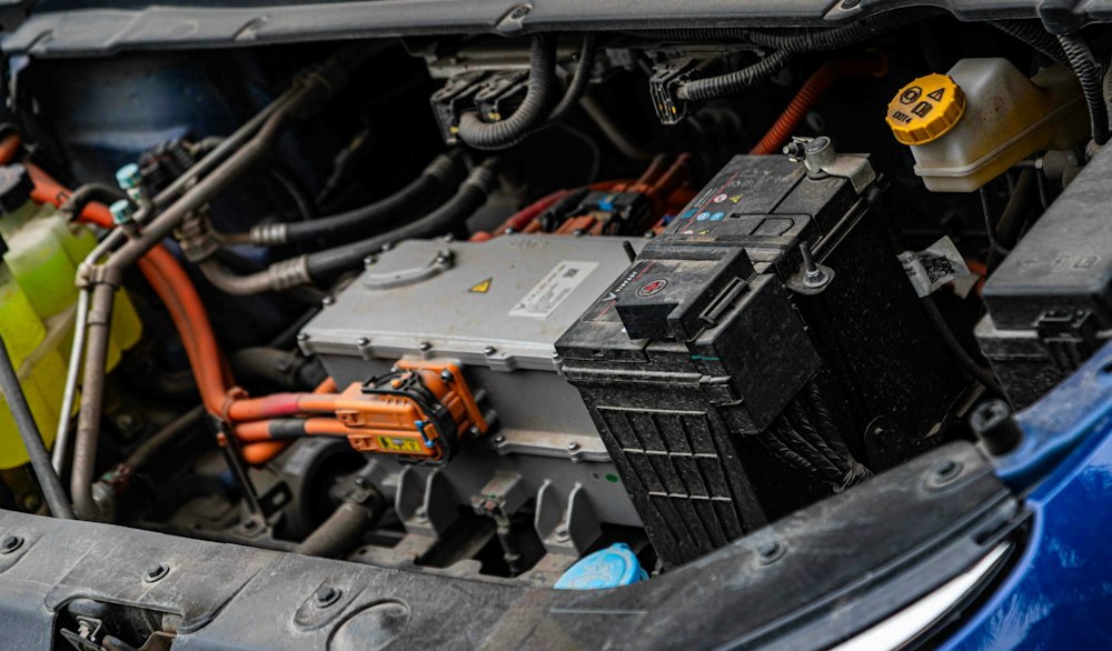 Compartimiento del motor con cables a la vista