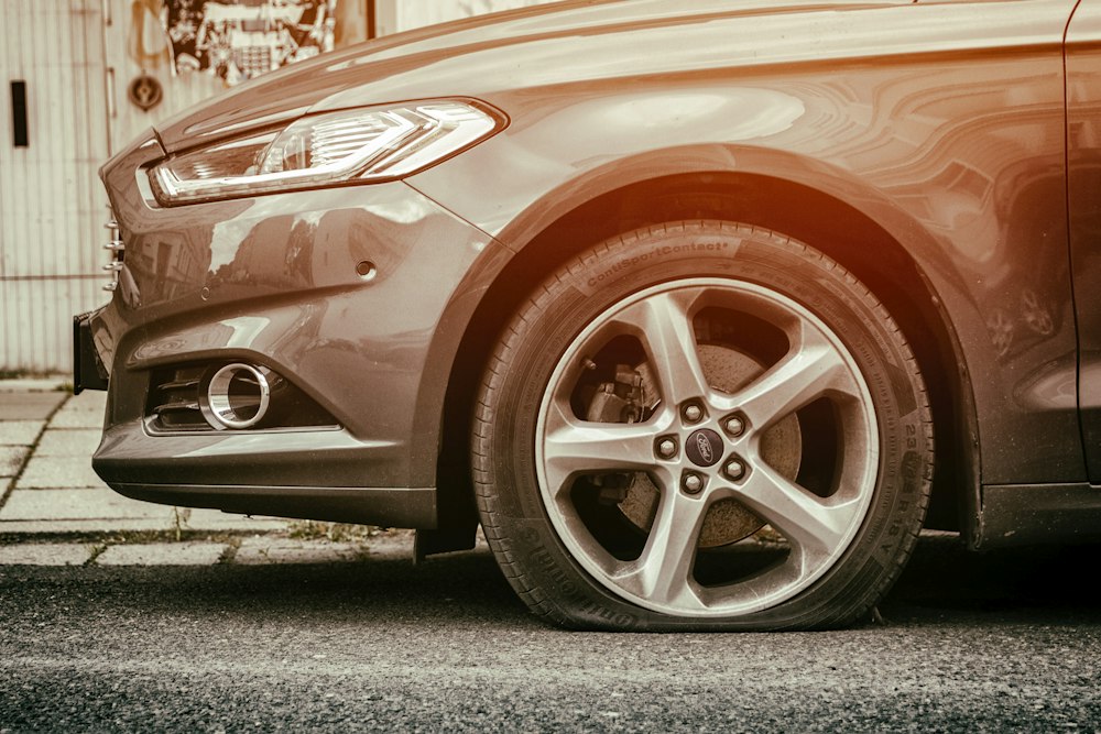 Rueda de un auto estacionado en la calle de su comuna